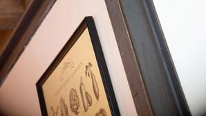 Ein gerahmtes Bild von Gemüse an einer Wand.