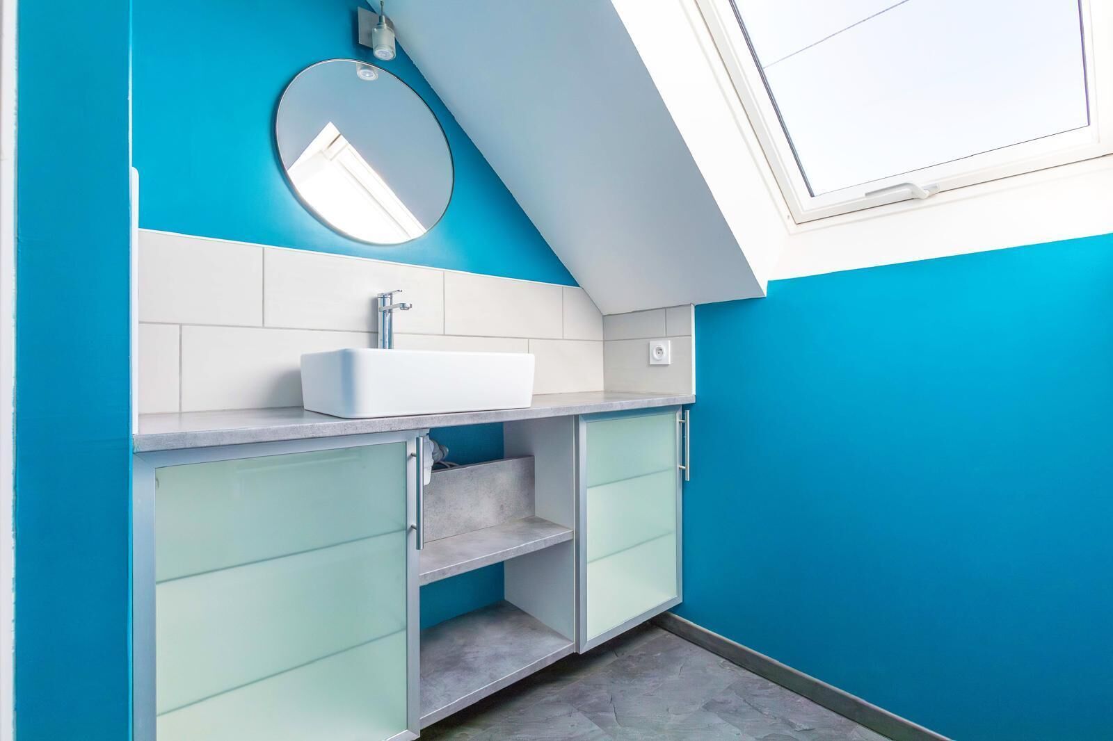 Secador de pelo, toallas, jabón y papel higiénico