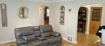 Charming 3-bedroom house in lovely Milwaukee near DT and Hospitals