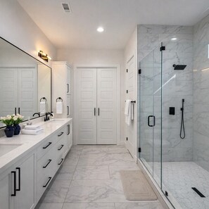 Shower, hair dryer, towels, soap - Downtown Dallas Home  (Dallas)