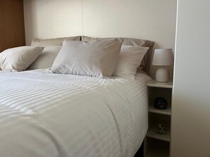 2 chambres, fer et planche à repasser, lit de bébé portatif