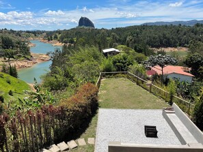 Property grounds - Altavista house: Spacious 5-bedroom with Lakeview, Jacuzzi & WiFi in Guatape (Guatapé)