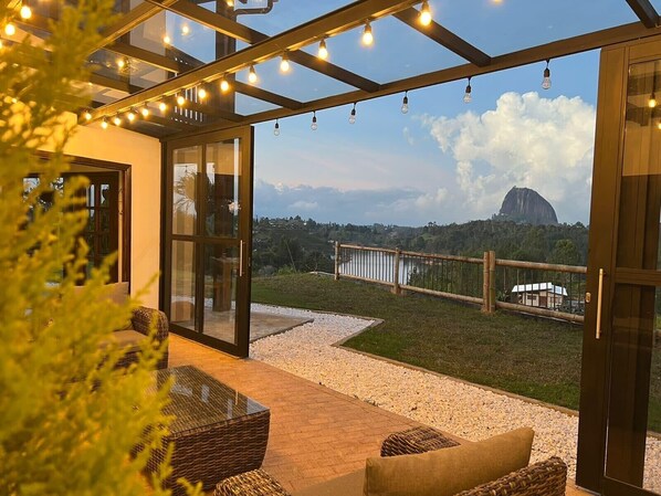 Terrace/patio - Altavista house: Spacious 5-bedroom with Lakeview, Jacuzzi & WiFi in Guatape (Guatapé)