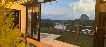 Altavista house: Spacious 5-bedroom with Lakeview, Jacuzzi & WiFi in Guatape