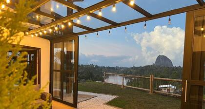 Altavista house: Spacious 5-bedroom with Lakeview, Jacuzzi & WiFi in Guatape