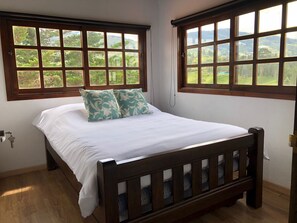 5 bedrooms, desk, WiFi - Altavista house: Spacious 5-bedroom with Lakeview, Jacuzzi & WiFi in Guatape (Guatapé)