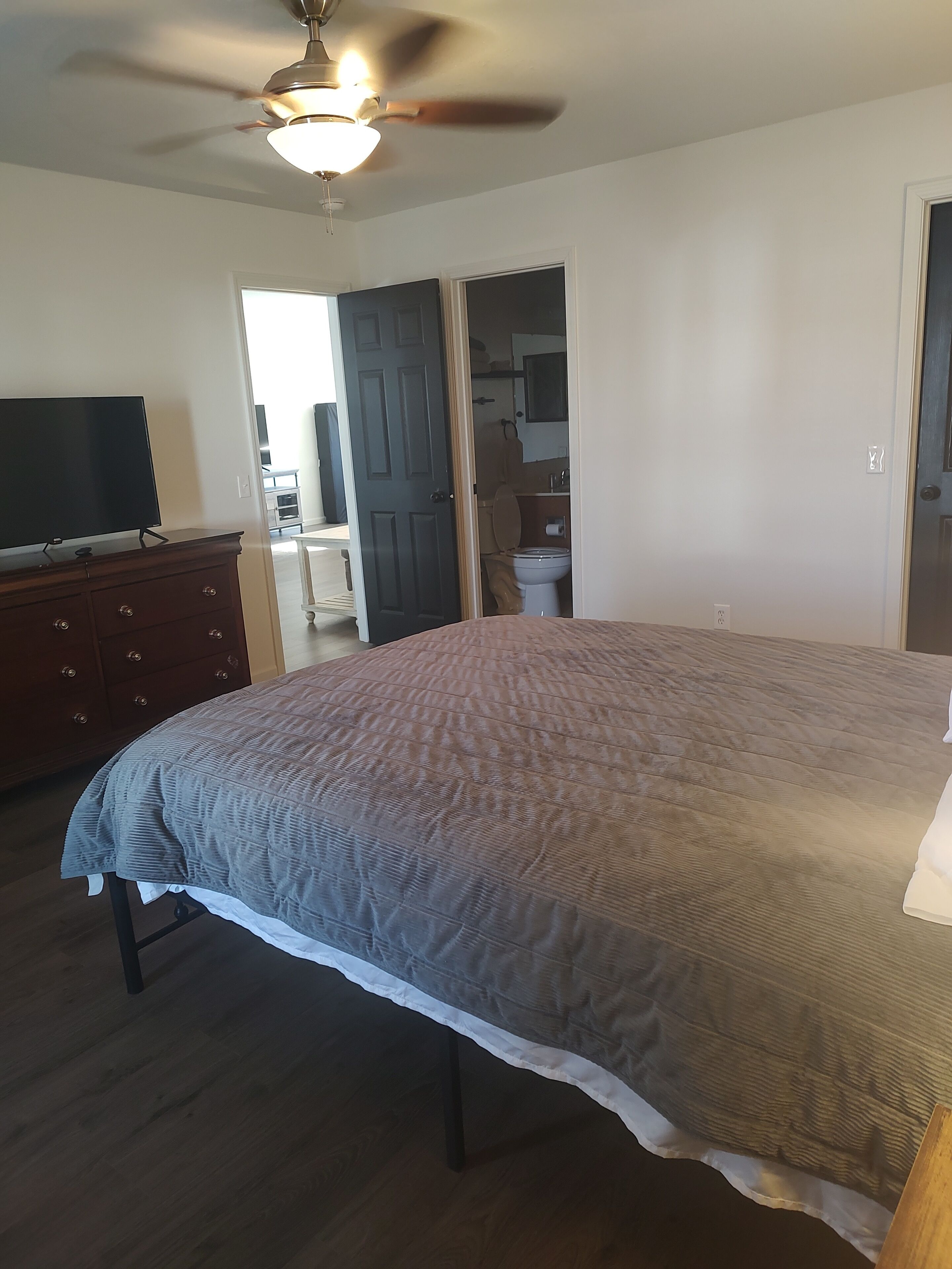 3 bedrooms, desk, WiFi, bed sheets