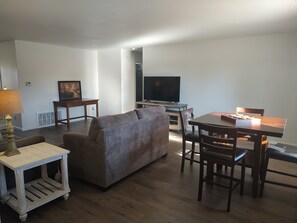 Smart TV - Charming 3-Bedroom House in Iola (Iola)