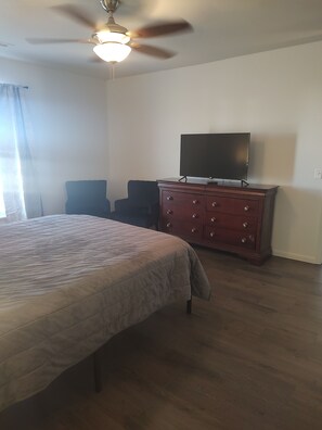 3 bedrooms, desk, WiFi, bed sheets - Charming 3-Bedroom House in Iola (Iola)