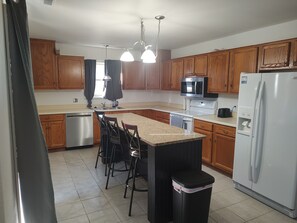 Fridge, microwave, oven, stovetop - Charming 3-Bedroom House in Iola (Iola)
