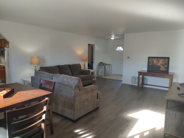 Smart TV - Charming 3-Bedroom House in Iola (Iola)