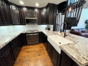 Een koelkast, een microgolfoven, een oven, een kookplaat