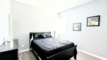 2 bedrooms, desk, WiFi