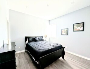 2 bedrooms, desk, WiFi