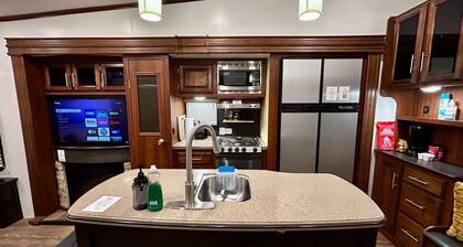 Private RV Retreat | Workspace + WiFi + BBQ