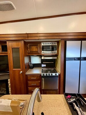 ثلاجة، ميكروويف، موقد طهي مسطح، ماكينة لصنع القهوة/الشاي