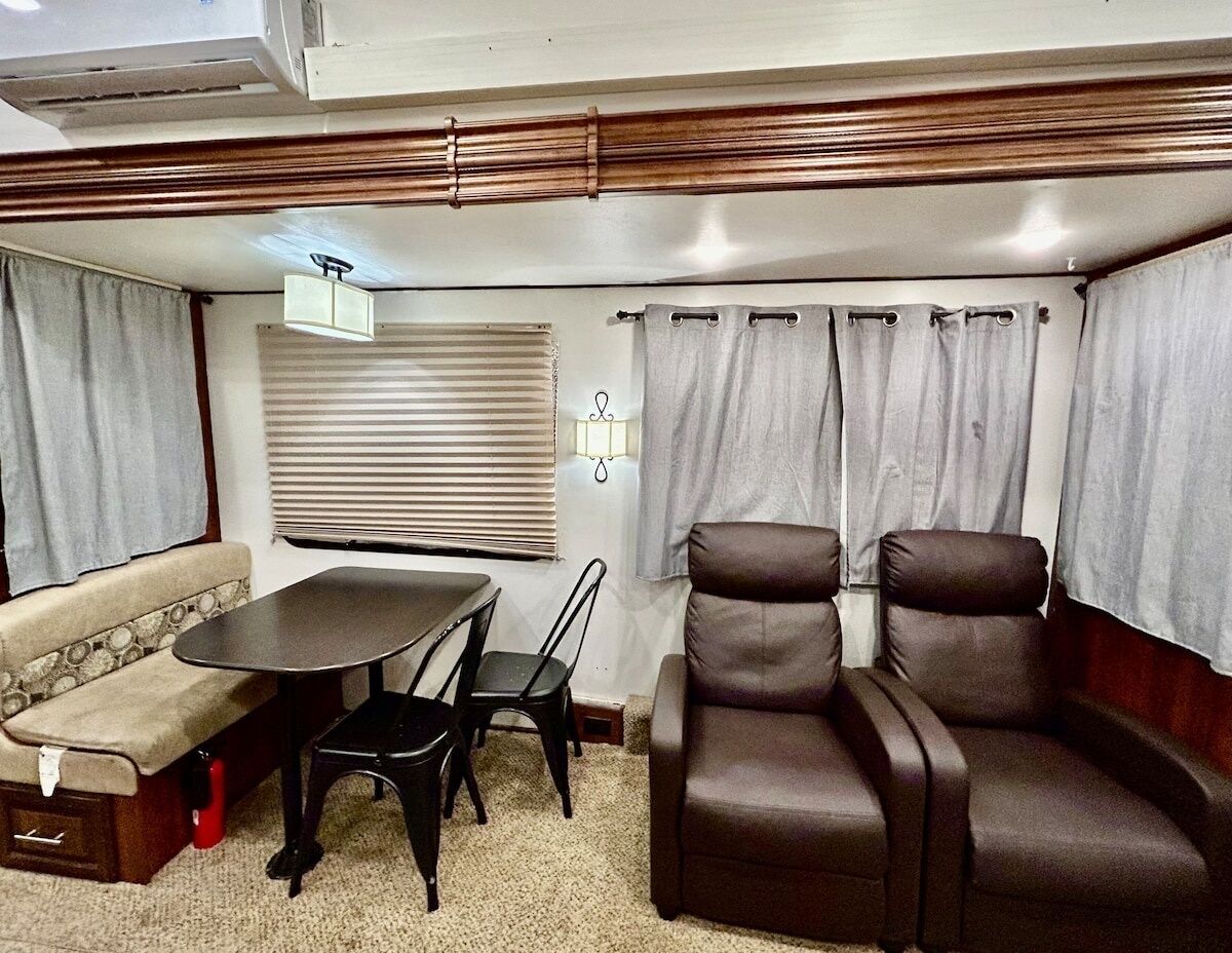 Fernseher, Kamin, Stereoanlage