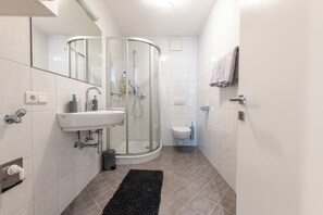 Shower, hair dryer, towels, soap - Cozy apartment (Silandro)