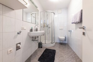 Dusj, hårføner, håndklær og såpe