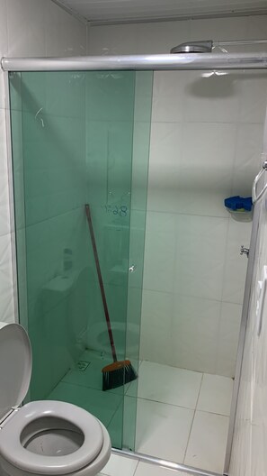Ducha, toallas, jabón y papel higiénico