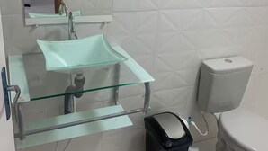Dusj, håndklær, såpe og toalettpapir