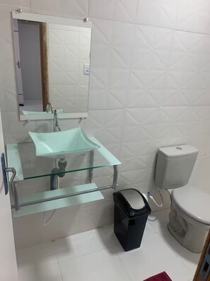 Regadera, toallas, jabón, papel de baño 