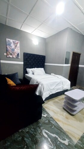 Chic 1-bedroom apartment with WiFi, AC in Lekki