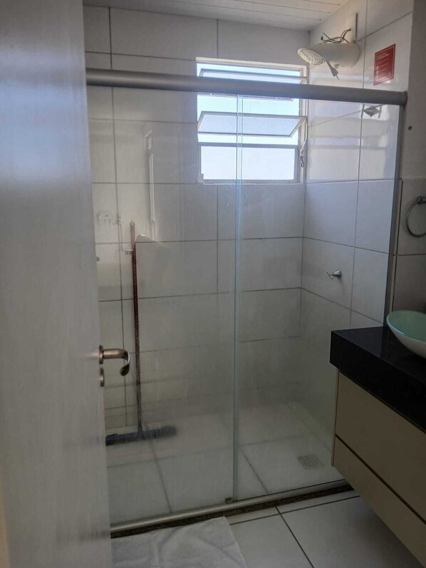 Regadera, toallas, jabón, papel de baño