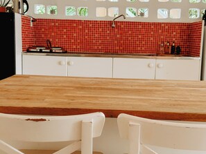 Fridge, stovetop, coffee/tea maker, cookware/dishes/utensils - Garden of Growth Eco Lodge (Willemstad)