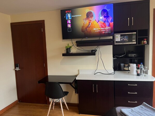 Quarto conforto, vista para a cidade | Escrivaninha, espaço de trabalho para notebook, Wi-Fi de cortesia