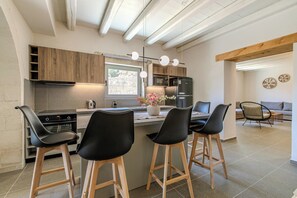 Een koelkast, een magnetron, een oven, een kookplaat