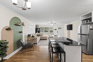 Interior - Charming 3-bedroom cottage with WiFi and AC in Foley (Foley)