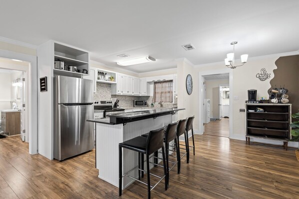 Fridge, microwave, oven, stovetop - Charming 3-bedroom cottage with WiFi and AC in Foley (Foley)