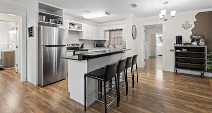 Charming 3-bedroom cottage with WiFi and AC in Foley