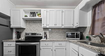 Charming 3-bedroom cottage with WiFi and AC in Foley