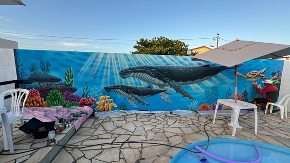 室外游泳池,10:00 至 22:00 开放,池畔遮阳伞,日光浴躺椅