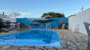 室外游泳池,10:00 至 22:00 开放,池畔遮阳伞,日光浴躺椅