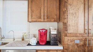 Een koelkast, een magnetron, een oven, een kookplaat