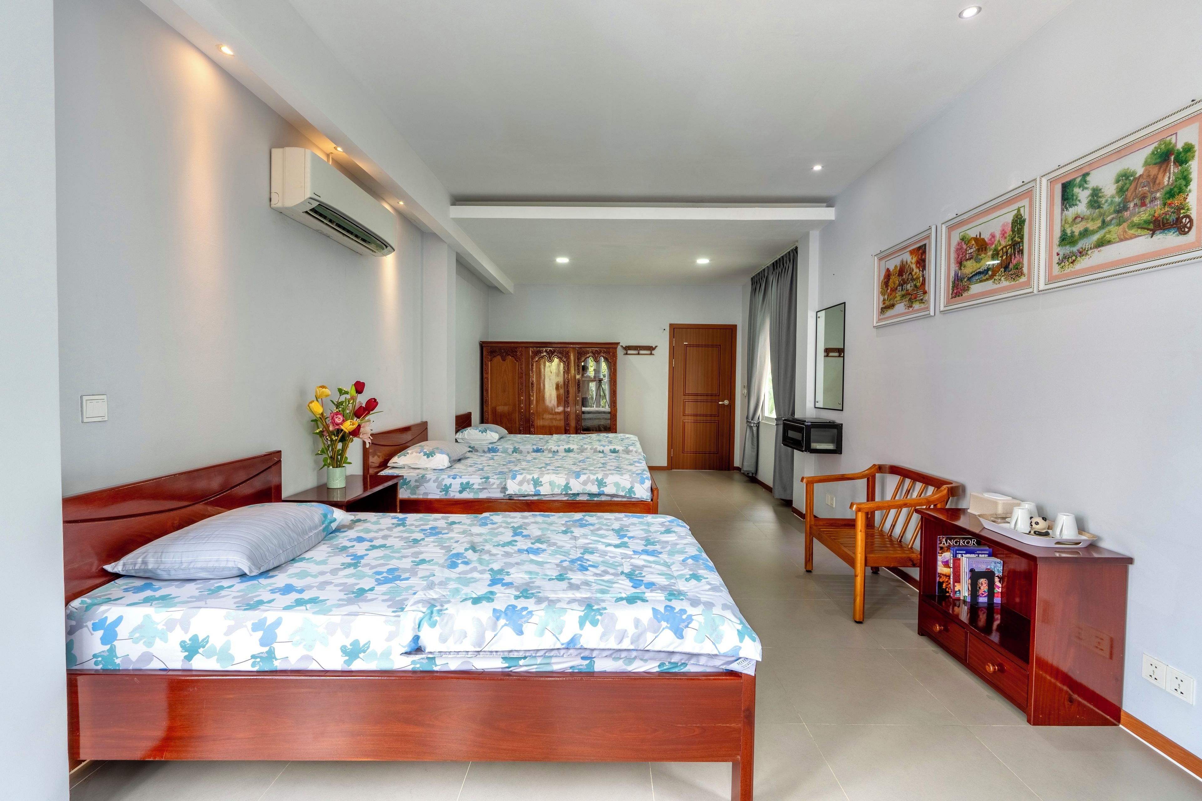 2 bedrooms, desk, iron/ironing board, WiFi (free)