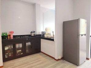 Een koelkast, een microgolfoven, een kookplaat, een waterkoker