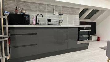 Réfrigérateur, micro-ondes, four, plaque de cuisson