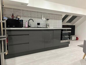 Een koelkast, een microgolfoven, een oven, een kookplaat