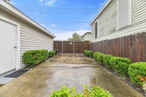 المنطقة المحيطة بالمنشأة