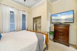 2 bedrooms, desk, iron/ironing board, WiFi