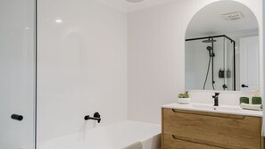 Douche, séchoir à cheveux, serviettes fournies