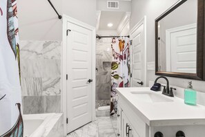 Shower, hair dryer, towels, shampoo - Charming 3BR House in Uptown New Orleans! (New Orleans)