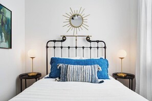 3 chambres, bureau, fer et planche à repasser, lit parapluie