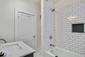 Douche, sèche-cheveux, serviettes fournies, shampoing