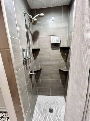 Een douche, een haardroger, handdoeken, shampoo