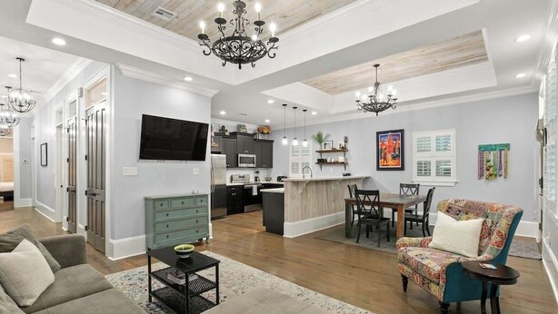 TV, offices, computer monitors - Blissful New Orleans Retreat 3 Bedroom/ 2.5 bath (New Orleans)